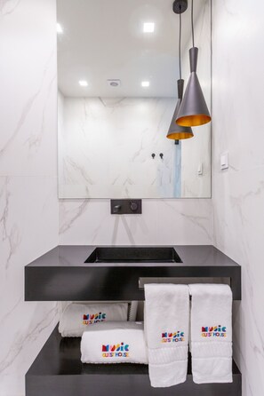 Shower, hair dryer, towels, soap - BAIRRO ALTO MUSIC GUEST HOUSE STRAUSS (Lisboa ciudad)