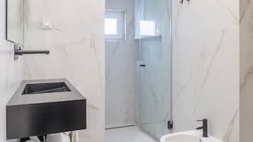 Douche, sèche-cheveux, serviettes fournies, savon