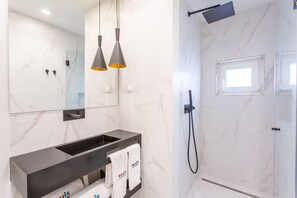 Shower, hair dryer, towels, soap - BAIRRO ALTO MUSIC GUEST HOUSE STRAUSS (Lisboa ciudad)