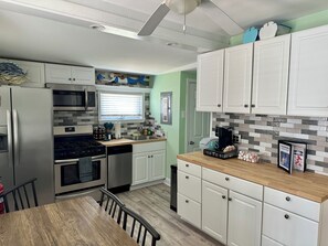 Kjøleskap, mikrobølgeovn, ovn og kokeplater