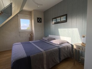 3 bedrooms, desk, iron/ironing board, travel cot