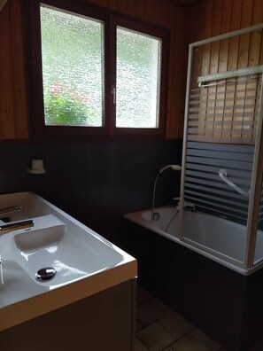 Duschwanne, Haartrockner, Toilettenpapier