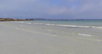 Entre Perros Guirec et Paimpol, Appart T2, 100 m de la plage, parking privé