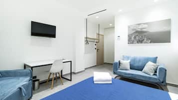 Biancheria da letto di alta qualità, una scrivania, postazione laptop