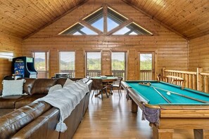 Games room - ⛰️Breathtaking Views 🎱Huge Game Room 💦Hot Tub (Sevier County)