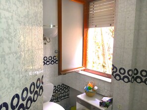 Dusche, Haartrockner, Bidet, Handtücher