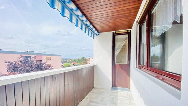 A balcony with a wooden ceiling and a view of the cityscape. - Apartment Huningue (Huningue)