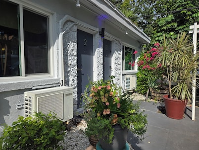 Barefoot Mailman Inn & Suites