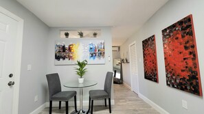 Premium-Studiosuite, 1 King-Bett, Nichtraucher, Gartenblick | Speisen