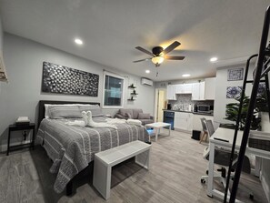 Design Studio | Premium bedding, memory-foam beds, individually decorated - Barefoot Mailman Inn & Suites (Lantana)