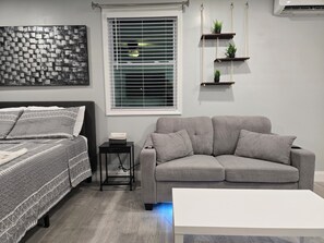 Premium bedding, memory-foam beds, individually decorated - Barefoot Mailman Inn & Suites (Lantana)