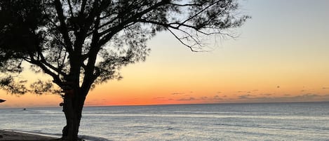 Rannalla, aurinkotuoleja, rantapyyhkeitä