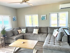 TV, books - Beach front vacation rental - perfect for families! (Bimini)