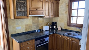 Een koelkast, een magnetron, een oven, een vaatwasser