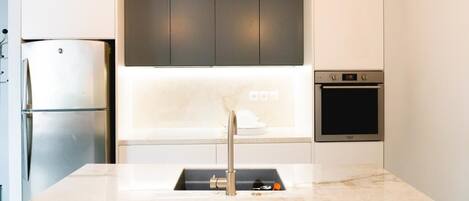 Kühlschrank, Mikrowelle, Ofen, Geschirrspüler