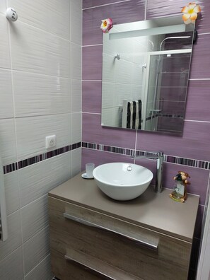 Shower, hair dryer - Restful, air-conditioned house close to beaches and all amenities. (Saint-Vincent-sur-Jard)