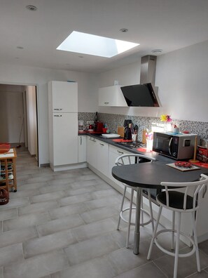 Fridge, microwave, oven, stovetop - Restful, air-conditioned house close to beaches and all amenities. (Saint-Vincent-sur-Jard)