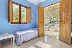 3 bedrooms, desk, iron/ironing board, travel crib