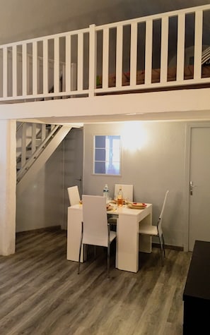 Dining - Apartment 100m from the beach (Menton)