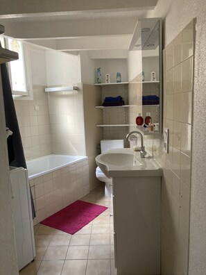 Bathtub, hair dryer, towels, toilet paper - Apartment 100m from the beach (Menton)