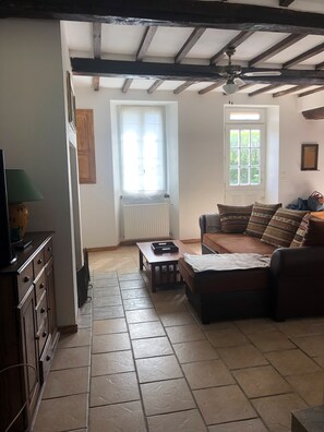 Fernseher, Kamin, Bücher