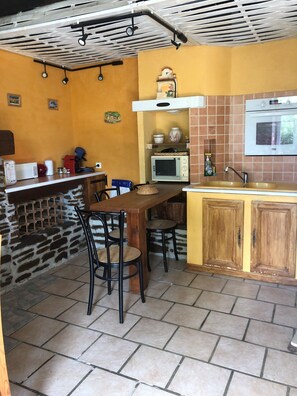 KĂŒhlschrank, Mikrowelle, Ofen, Herdplatte