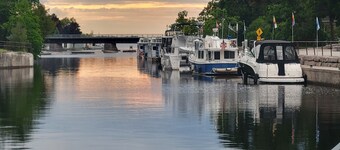 Fenelon Falls cozy 3bedroom & 1.5 bathroom house (with WIFI), steps to the lake