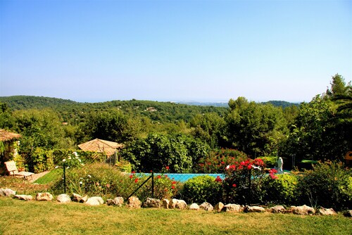 Maison familiale provençale surplombant un superbe jardin, piscine chauffée