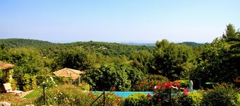Provencal family home overlooking a superb garden, heated swimming pool
