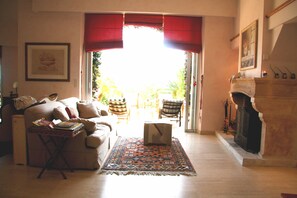 Télévision, cheminée, table de tennis de table, livres