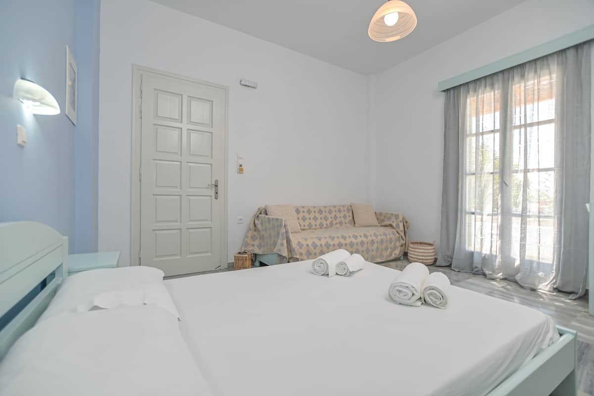 Basic Studio, Non Smoking, Garden View | In-room safe, iron/ironing board, free WiFi, bed sheets