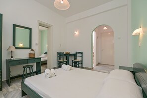 Departamento familiar, 2 habitaciones, 2 baños, vista al jardín | Caja de seguridad en la habitación y tabla de planchar con plancha