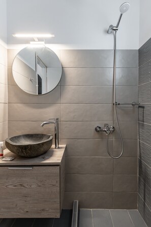 Habitación básica con 1 cama matrimonial o 2 individuales, 2 camas individuales, para no fumadores | Baño | Regadera, amenidades de baño gratuitas, secadora de cabello, toallas 