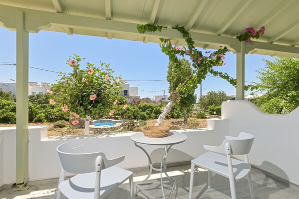 Habitación básica con 1 cama matrimonial o 2 individuales, 2 camas individuales, para no fumadores | Caja de seguridad en la habitación y tabla de planchar con plancha