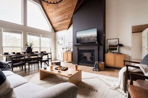 Smart TV, fireplace - The Nordic Chalet : Theatre Room, Game Room, Hot tub, Fire Pit, Location (Sevierville)