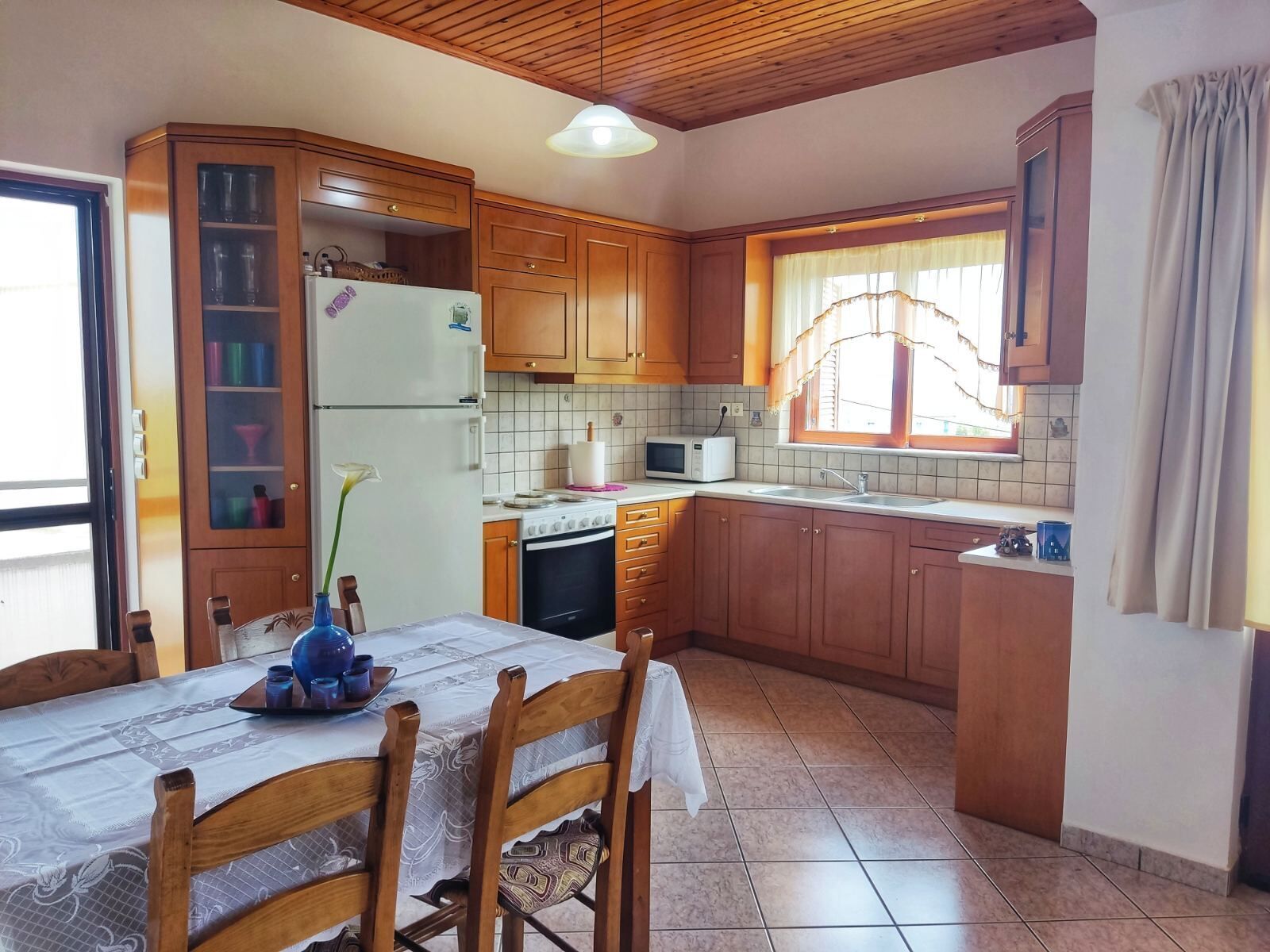 Fridge, microwave, oven, coffee/tea maker