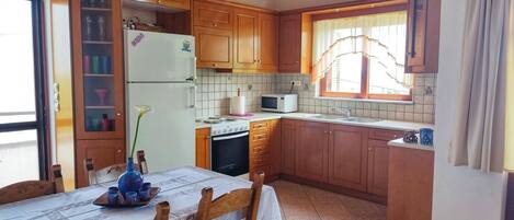 Kühlschrank, Mikrowelle, Ofen, Wasserkocher mit Kaffee-/Teezubehör