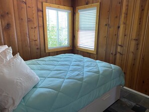 32-inch flat-screen TV with digital channels, TV - Clearlake Cabins (Clearlake)