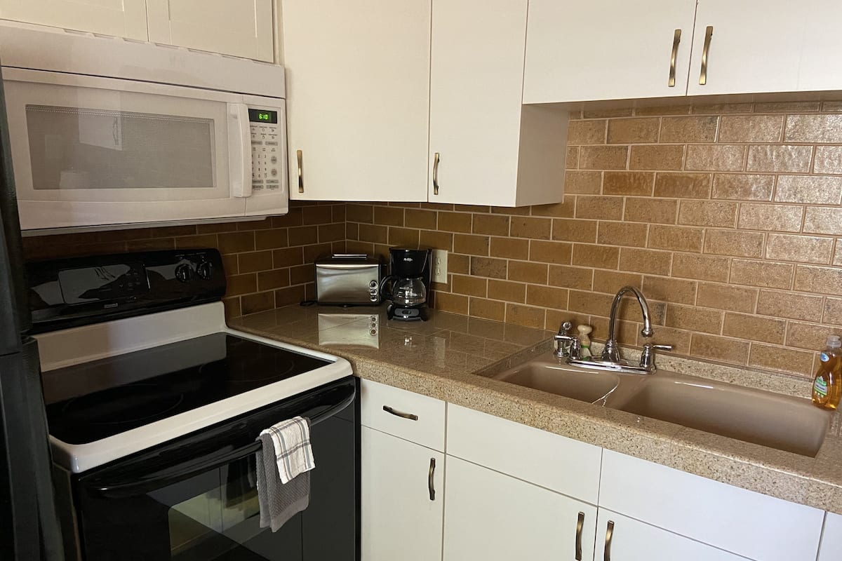 Coffee/tea maker, full-size fridge, microwave, oven
