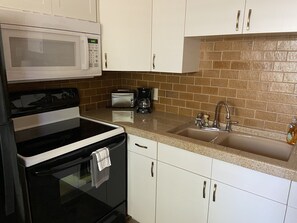 Full-sized fridge, microwave, oven, stovetop - Clearlake Cabins (Clearlake)