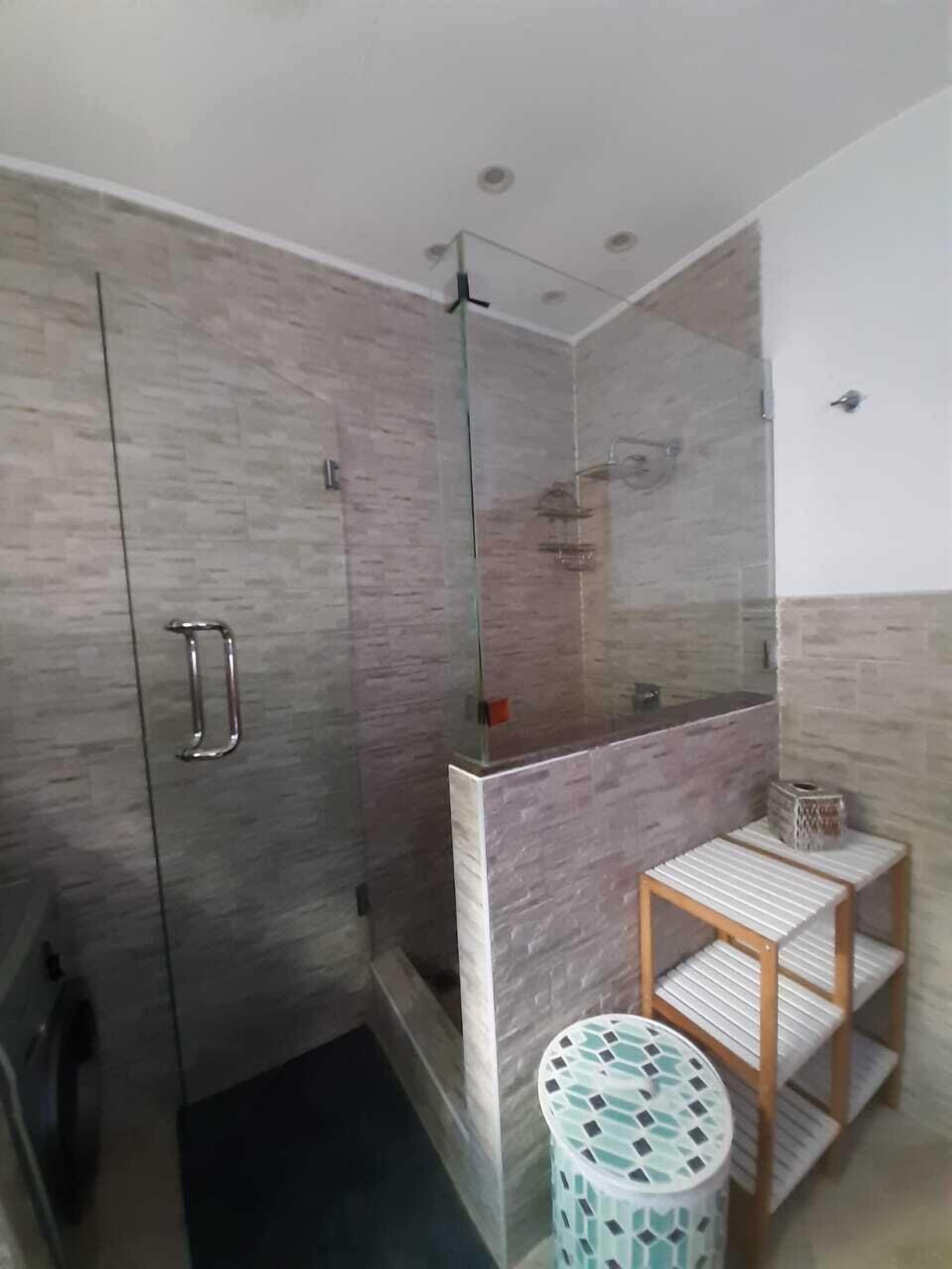 Ensemble douche/baignoire, sèche-cheveux, bidet, serviettes fournies