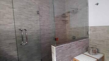 Ensemble douche/baignoire, sèche-cheveux, bidet, serviettes fournies