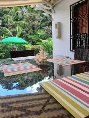 Outdoor dining - REEF HILLS RESIDENCE  (Mahe)