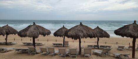 Beach nearby, sun loungers, beach towels