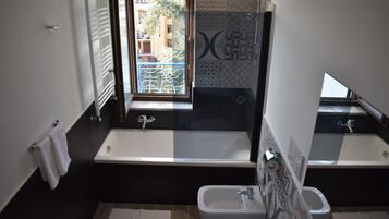 Apartamento conforto | Banheiro | Chuveiro, chuveiro com efeito de chuva, produtos de toalete grátis