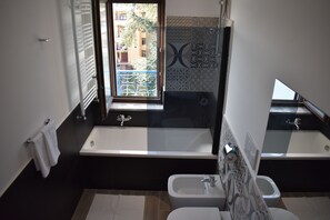 Comfort Apartment | Bathroom | Shower, rainfall showerhead, free toiletries, hair dryer