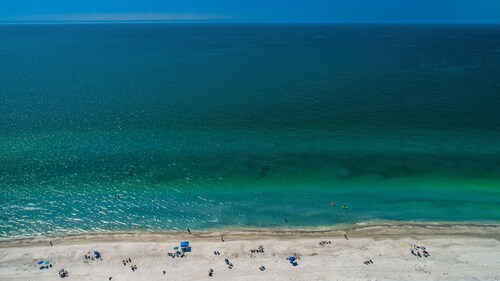 It’s a SHORE THING-Modern finishes! Short walk to the soft beaches on the Gulf