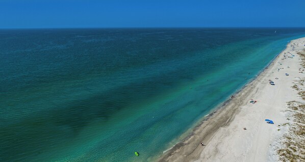 Beach nearby, sun loungers, beach towels
