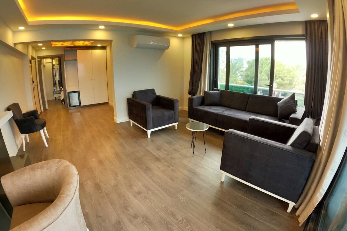 Suite Grand, vista mare | 1 camera, biancheria da letto di alta qualità, minibar, una scrivania