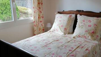 2 bedrooms, iron/ironing board